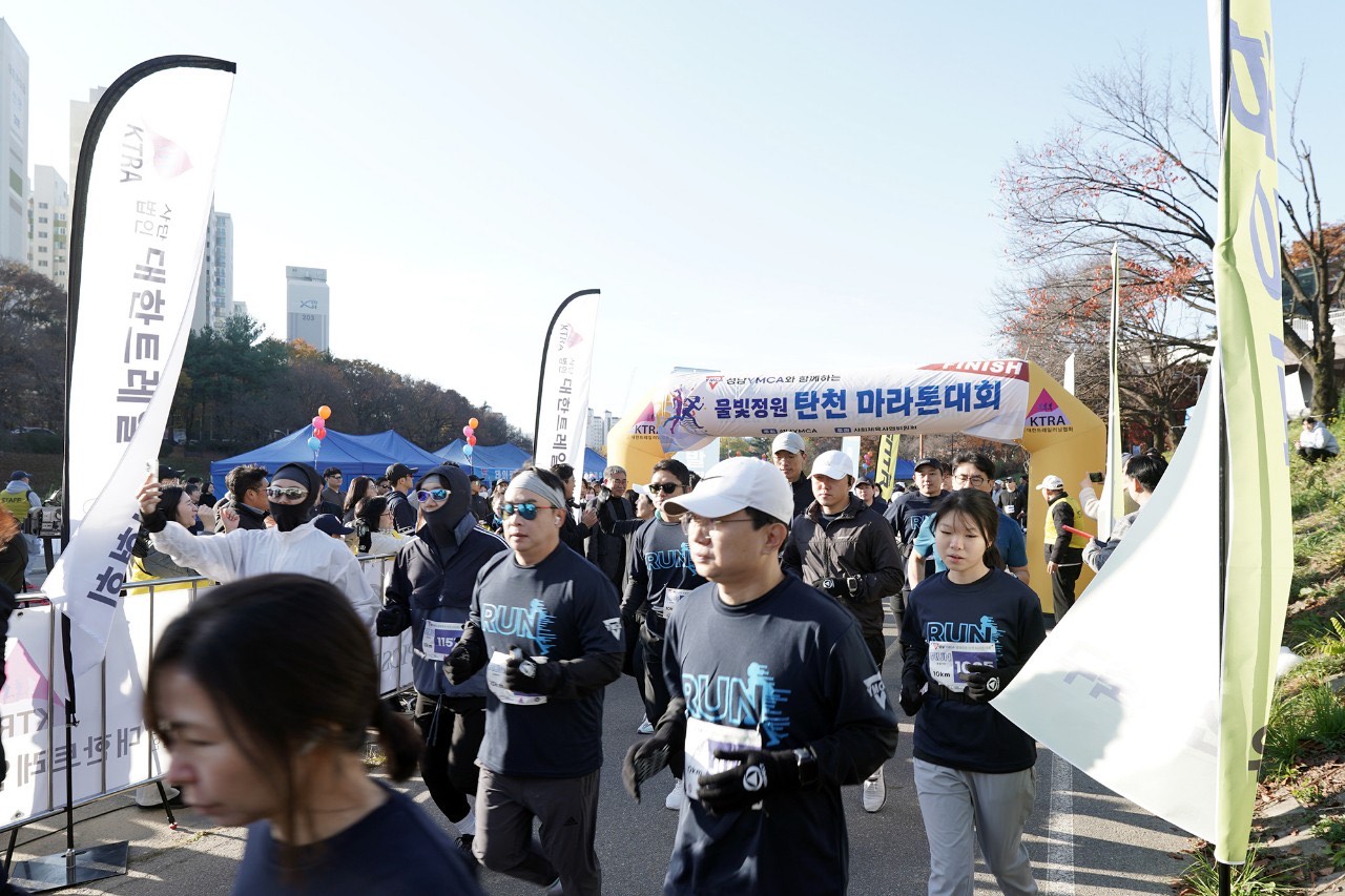 피니시 아치 쪽으로 달리는 참가자들