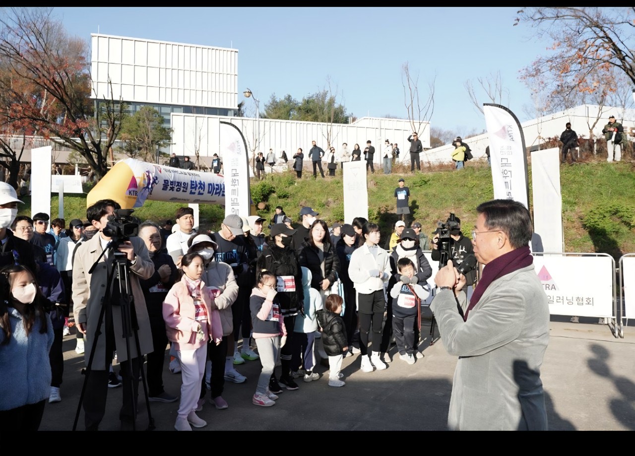 개회 인사를 듣는 가족 참가자들